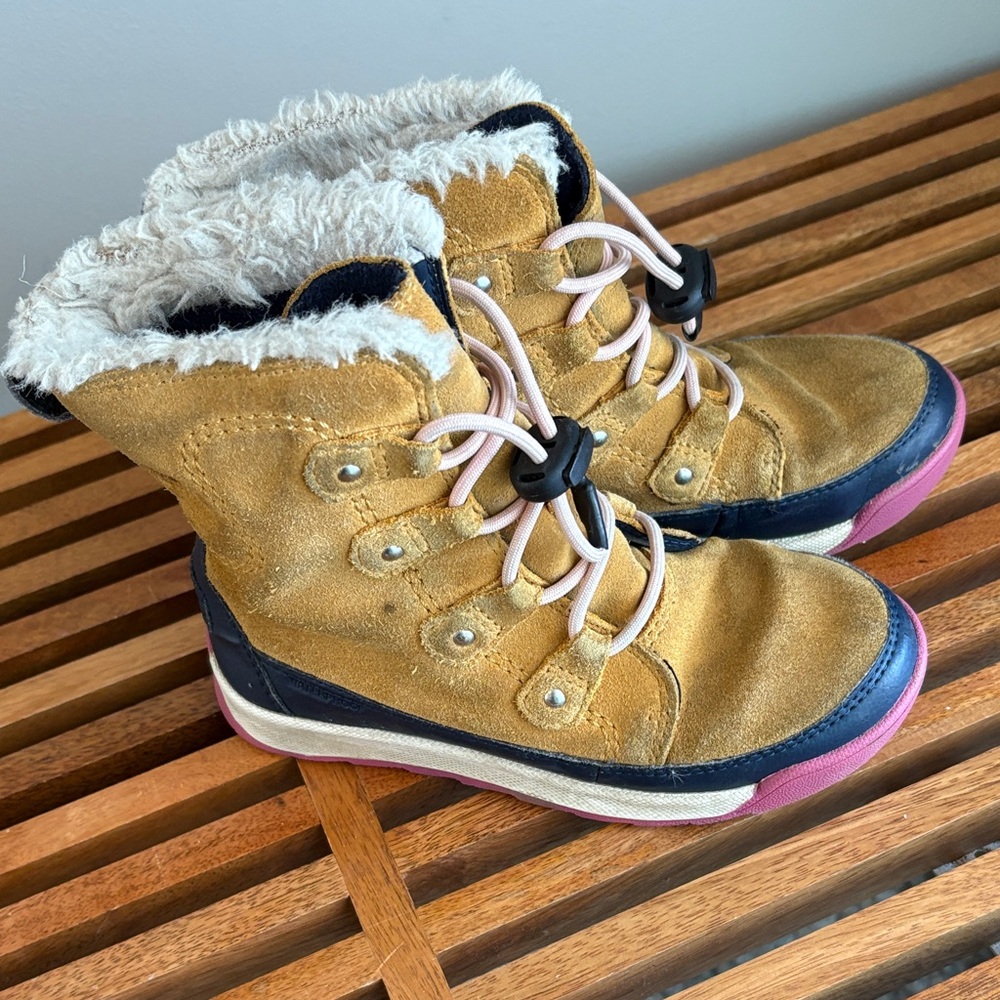 SOREL Youth Joan of Arctic Boot in Omega Taupe, Gum youth size 13